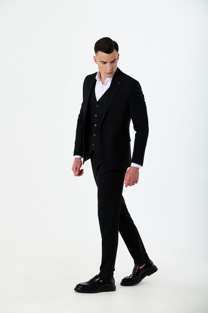 Чорний в смужку костюм-трійка з вовною be Gentleman 1234