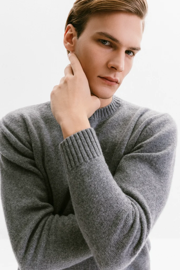 Gray woolen sweater with a round collar be Gentleman 2