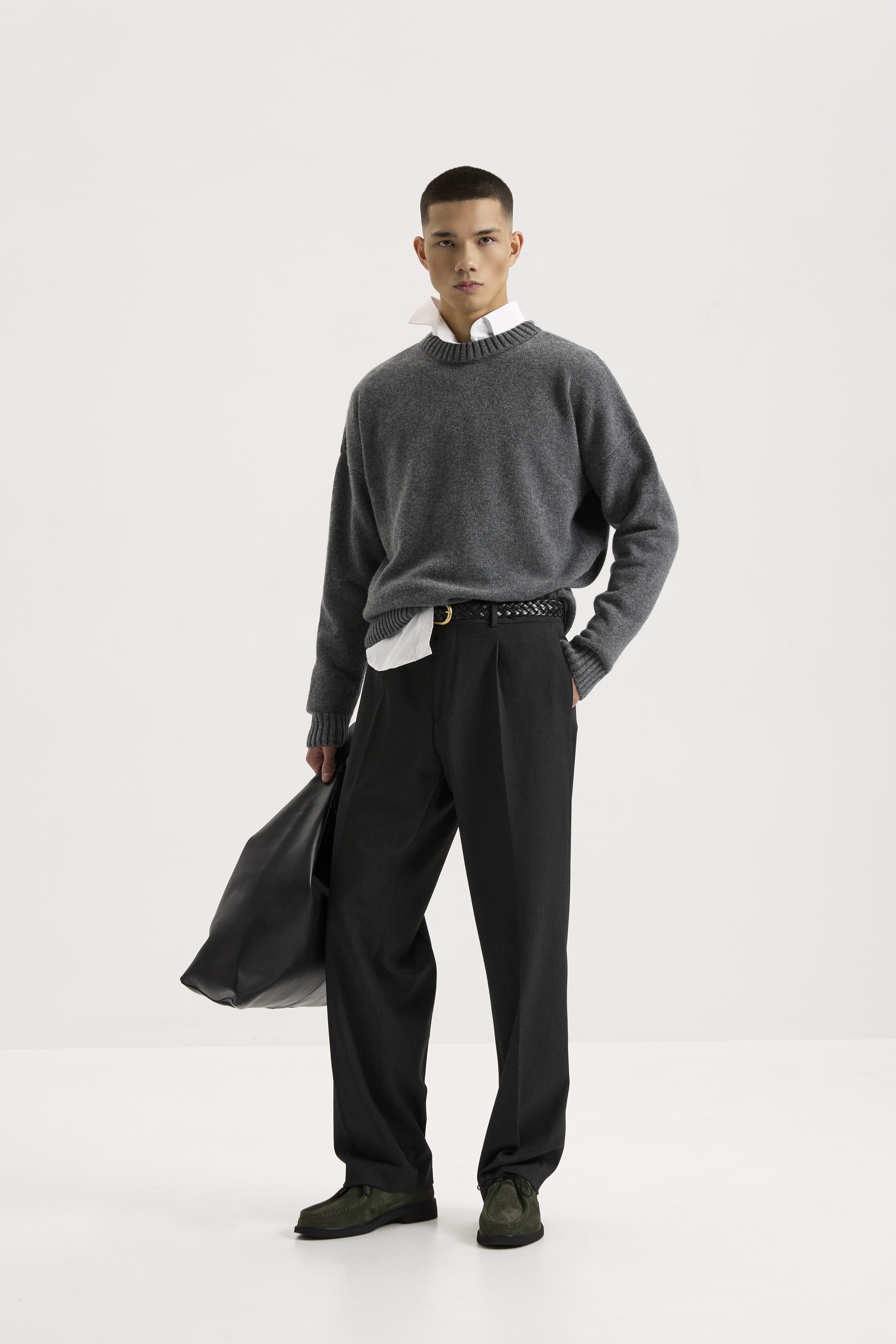 Трикотажний светр із круглим вирізом сірий